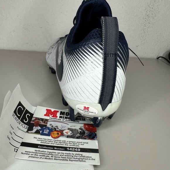 Ezekiel Elliot Signed Football Cleats w COA - Picture 4 of 8